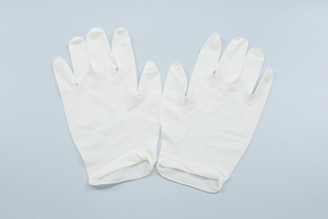 Одноразовые смотровые перчатки из латекса с порошком